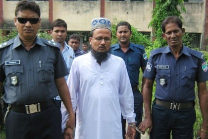 নকলে সাহায্য করায় শিক্ষকের কারাদণ্ড

