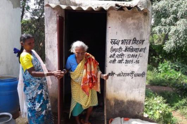 টয়লেট বিপ্লব ঘটালেন ১০৫ বছরের বৃদ্ধা!