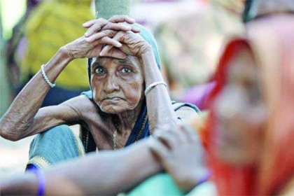 চাঁপাইনবাবগঞ্জে প্রভাবশালীরা নিচ্ছেন ১০ টাকা কেজির চাল, বঞ্চিত দুস্থরা