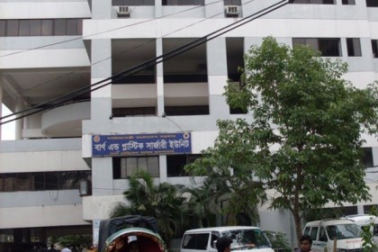 ছেলের পর এবার চলে গেলেন মা