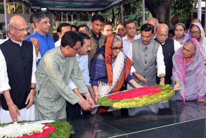 বঙ্গবন্ধুর প্রতিকৃতিতে প্রধানমন্ত্রীর শ্রদ্ধা