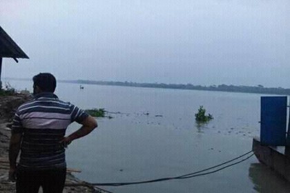 দোকান ও ব্যবসা প্রতিষ্ঠান নদীগর্ভে বিলীন