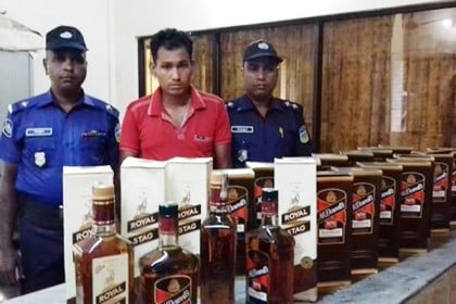 নেত্রকোনায় বিদেশি মদসহ গ্রেফতার ১