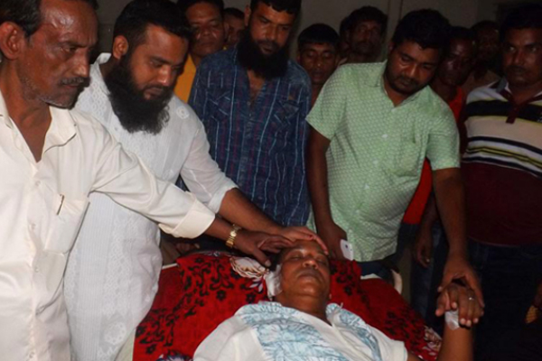 আ'লীগ নেতার কান কেটে নিল যুবক