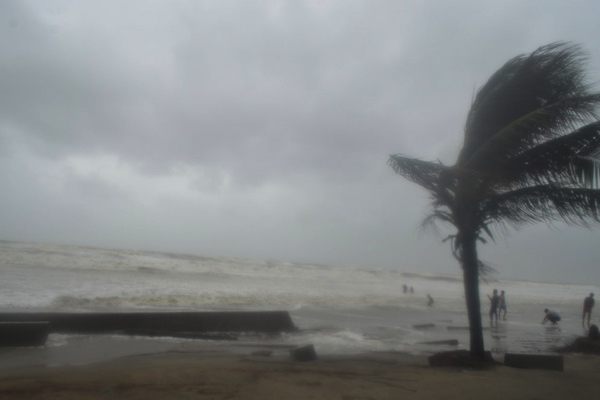 বৈরী আবহাওয়ায় হাতিয়ার সঙ্গে সারাদেশের যোগাযোগ বিচ্ছিন্ন