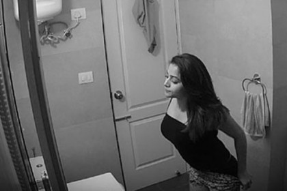 ইন্টারনেট কাঁপাচ্ছে তরুণীর এই বাথরুম MMS!