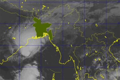 দ্রুত এগিয়ে আসছে নিম্নচাপটি, সঙ্কেত বেড়ে ৪