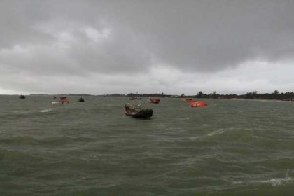 বৈরী আবহাওয়ায় সেন্টমার্টিনে আটকা পড়েছে শতাধিক পর্যটক