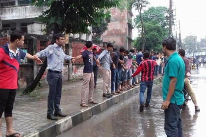 বৃষ্টিতে ভিজে রাজপথে ছাত্রলীগ