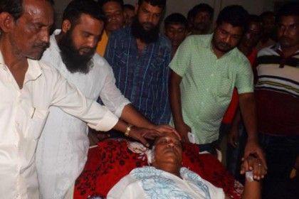 আ'লীগ নেতার কান কেটে নিল যুবক