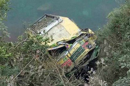 ভারতে হিমাচলে বাস খাদে পড়ে নিহত ১৪