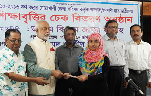 নোয়াখালীতে অসচ্ছল ছাত্র-ছাত্রীদের শিক্ষাবৃত্তির চেক প্রদান