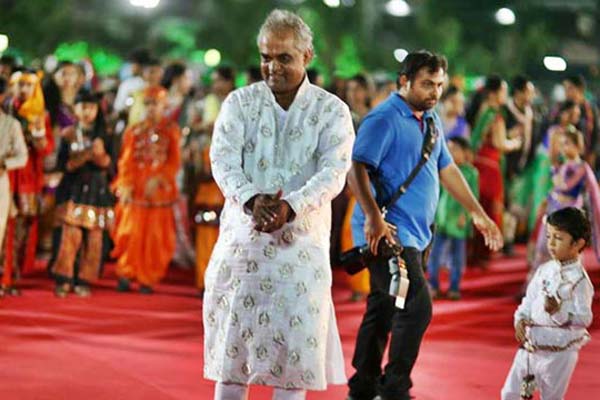 ১২০০ কর্মীকে নিয়ে ভ্রমণে গেলেন হীরা ব্যবসায়ী!