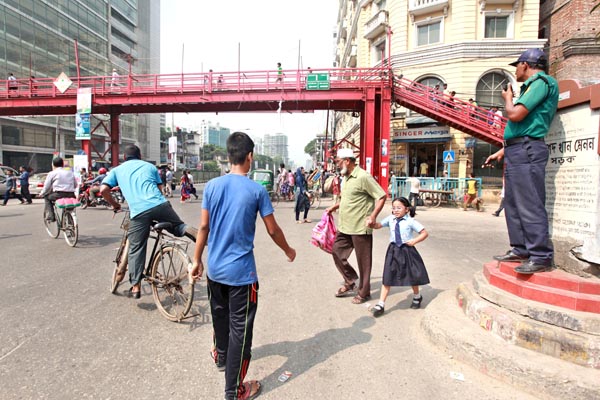 আইন আছে তবু মানছে না কেউ