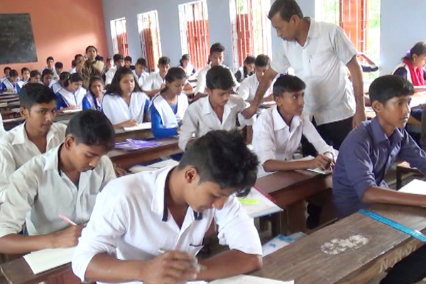 কালকিনিতে জেএসসি পরীক্ষা কেন্দ্রে অনিয়ম
