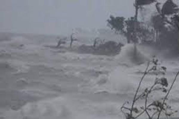 চট্টগ্রাম দিয়ে উপকূল অতিক্রম করছে 'নাডা'
