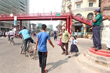 আইন আছে তবু মানছে না কেউ
