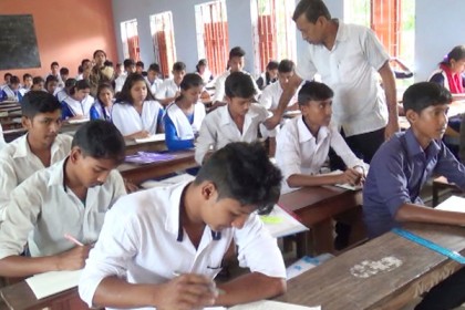 কালকিনিতে জেএসসি পরীক্ষা কেন্দ্রে অনিয়ম
