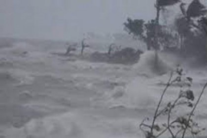 চট্টগ্রাম দিয়ে উপকূল অতিক্রম করছে 'নাডা'
