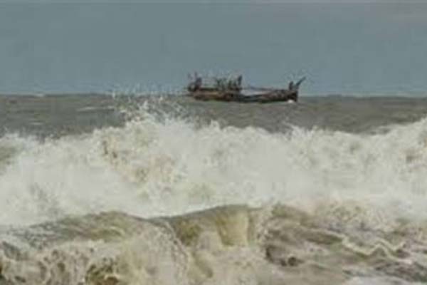 নিম্নচাপের কবলে পড়ে বঙ্গোপসাগরে ভাসছে ৪ মাঝিমাল্লা