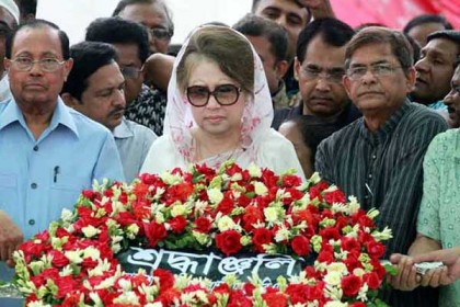 জিয়ার মাজারে খালেদার শ্রদ্ধা