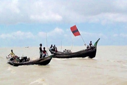 সাগরে ২৬ জেলেসহ আরও ২টি ট্রলার ডুবি