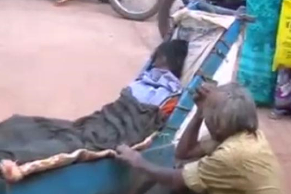 স্ত্রীর লাশ ঠেলাগাড়িতে চাপিয়ে ৮০ কিলোমিটার পাড়ি