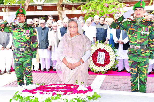 বঙ্গবন্ধুর সমাধিতে প্রধানমন্ত্রীর শ্রদ্ধা