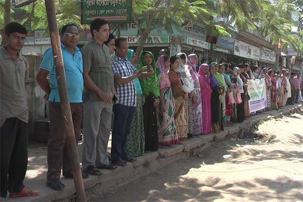 মন্দির ভাঙচুরের প্রতিবাদে নেত্রকোনায় মহিলা পরিষদের মানববন্ধন