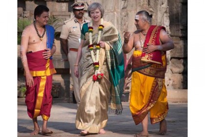 শাড়ি পরে চমকে দিলেন ব্রিটিশ প্রধানমন্ত্রী