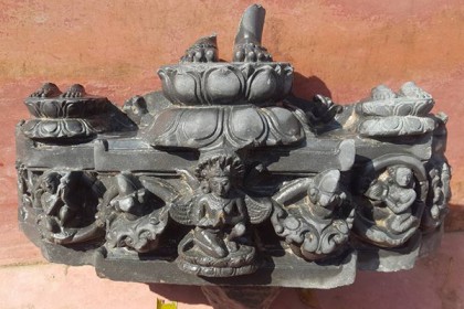 কবর খুঁড়তে গিয়ে মিললো কষ্টি পাথরের মূর্তি
