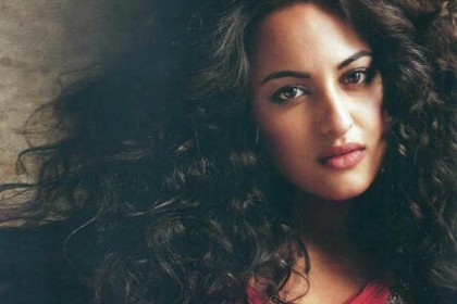 এবার মঞ্চ মাতাবেন 'গায়িকা' সোনাক্ষী