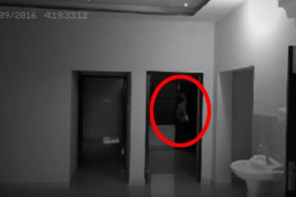 অন্ধকারে ফাঁকা টয়লেটে ওটা কী? (ভিডিও)