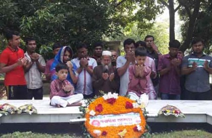 নুহাশ পল্লীতে পালিত হল হুমায়ুন আহমেদ'র জন্মবার্ষিকী
