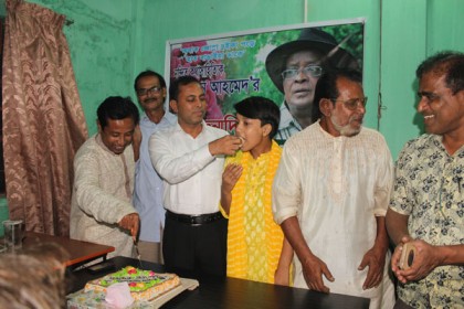 ক্ষুদে হিমুুকে কেক খাইয়ে নেত্রকোনায় হুমায়ূন আহমেদের জন্মদিন পালিত