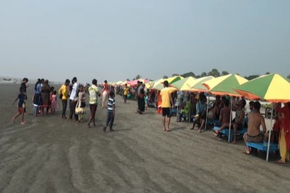 ঊষালগ্নে রাস পূর্ণিমার পূণ্যস্নান কুয়াকাটায়