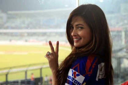 মিরপুরে গ্যালারি মাতিয়ে গেলেন রিয়া সেন