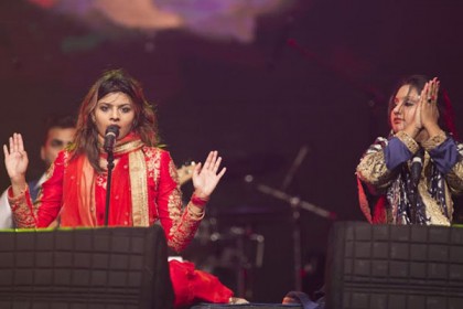 দুই বোনের গানে মাতলো গোটা স্টেডিয়াম