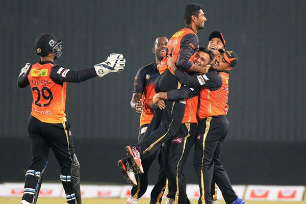 টানা তৃতীয় হার মাশরাফির কুমিল্লার