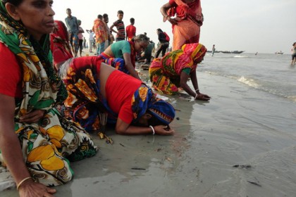 পুণ্যস্নানের মধ্যে দিয়ে শেষ হলো দুবলার রাস উৎসব