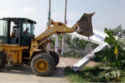 ঢাকা-চট্রগ্রাম মহাসড়কের পাশে অবৈধ স্থাপনা উচ্ছেদ শুরু