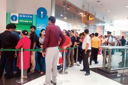 শপিংমল নয়, ভিড় এখন এটিএমে! 