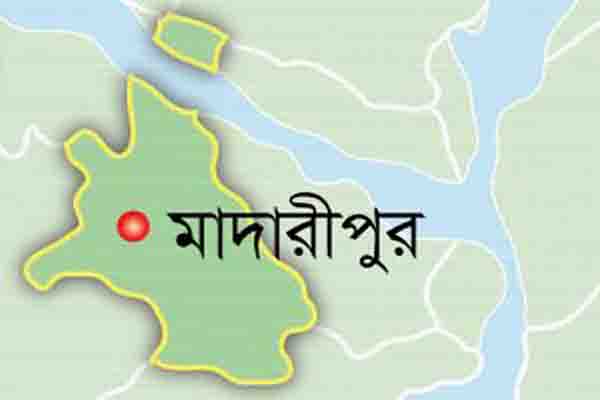 কাওড়াকান্দি-শিমুলিয়া রুটে ডুবো চরে ফেরি

