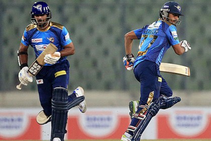 কুমিল্লাকে হারিয়ে শীর্ষে ঢাকা