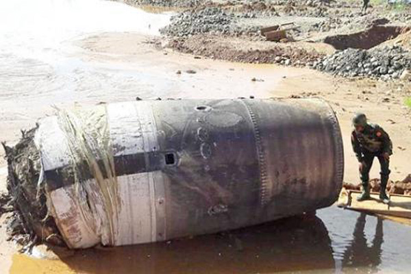আকাশ থেকে পড়া সেই বস্তুটির রহস্য কাটছে না