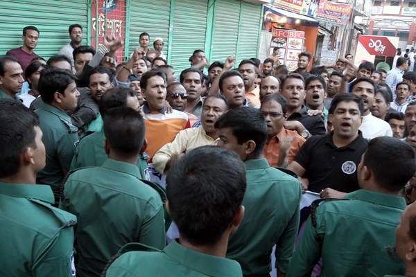 বরিশালে যুবদলের বিক্ষোভ মিছিলে পুলিশের বাধা