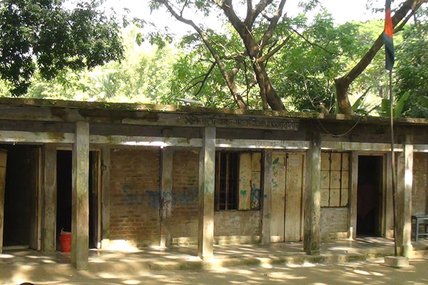 মাদারীপুরে খোলা আকাশের নিচে পাঠদান