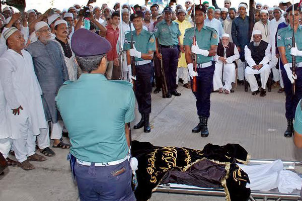 অন্তিম শয়ানে এসএম ইউসুফ, বিউগল বাজেনি দেয়া হয়নি জাতীয় পতাকা