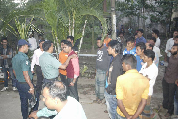 বরিশালে অস্ত্রসহ ছাত্রলীগের ৪ কর্মী আটক

