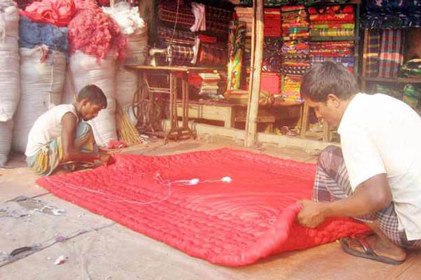 শীতের আগমনী বার্তায় লেপ তৈরির হিড়িক